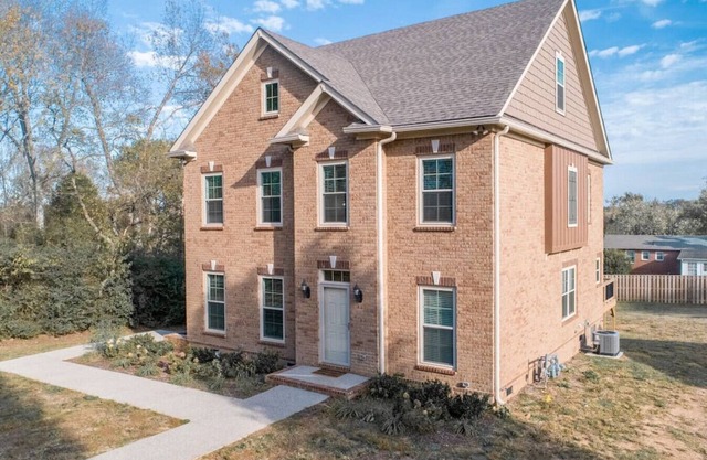 Guests Rave: Clean Duplex on Quiet Cul-de-Sac