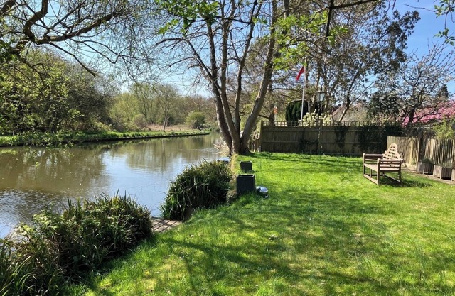 Guildford Retreat: 4BD Riverside Escape and Garden