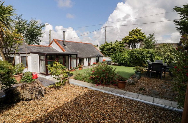 GULL COTTAGE, family friendly, with open fire in Newborough