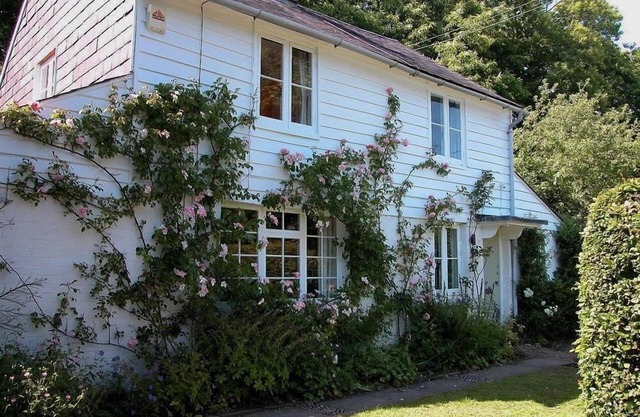 GUN HILL COTTAGE, pet friendly, with open fire in Heathfield