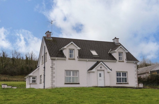 GUNN'S COTTAGE, pet friendly, with open fire in Enniskillen