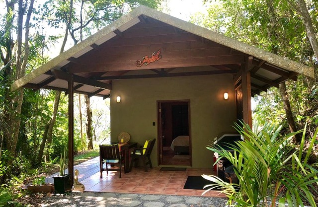 Gunnadoo Holiday Hut with Ocean Views and Jacuzzi