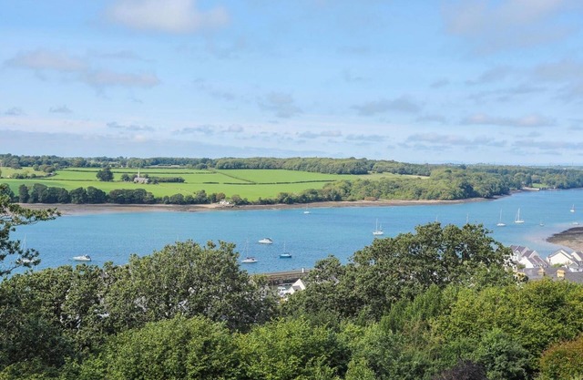 GWYLAN UCHAF, pet friendly, with hot tub in Y Felinheli