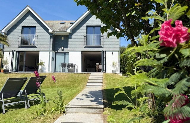 Gylly Beach Falmouth Sleeps 6 with parking and only 2 minutes walk to the beach