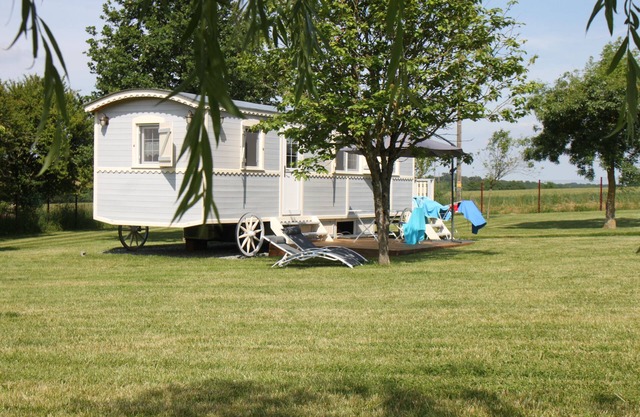 Gypsy Caravan & heated pool in Anjou