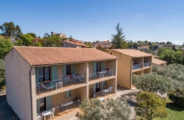 (H) Spacious 1 bedroom apartment, quiet, sun, parking