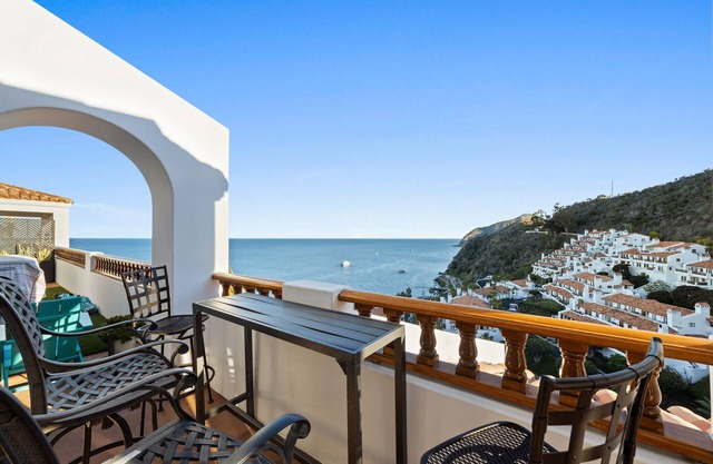H1786 - Corner Villa with Stunning Ocean Views, Cart, 9 STEPS, fireplace