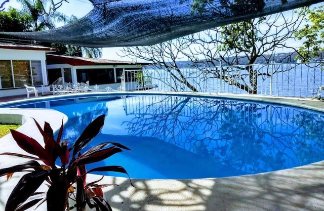 Habitación independiente a pie del lago con AC