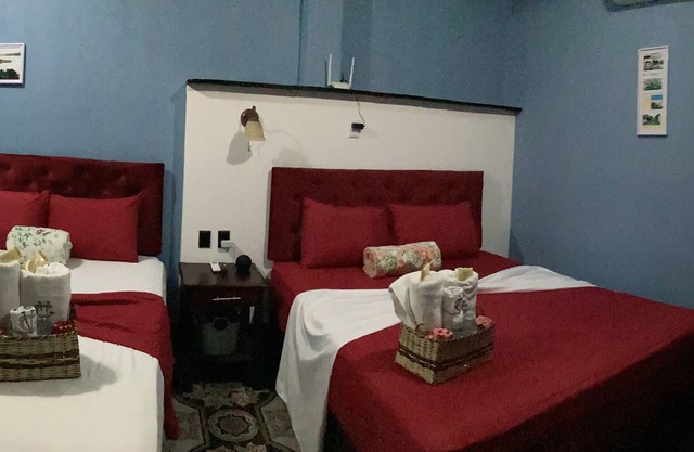 habitacion con dos camas queen refry y AC con balcon.