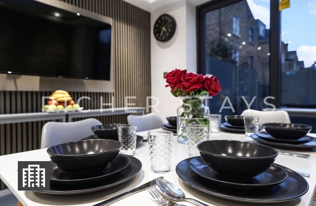 Hackney Suites - Triple En-suite Room (G1)