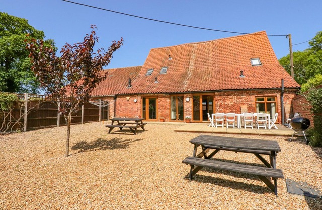 HADLEIGH FARM BARN, pet friendly, with hot tub in King's Lynn