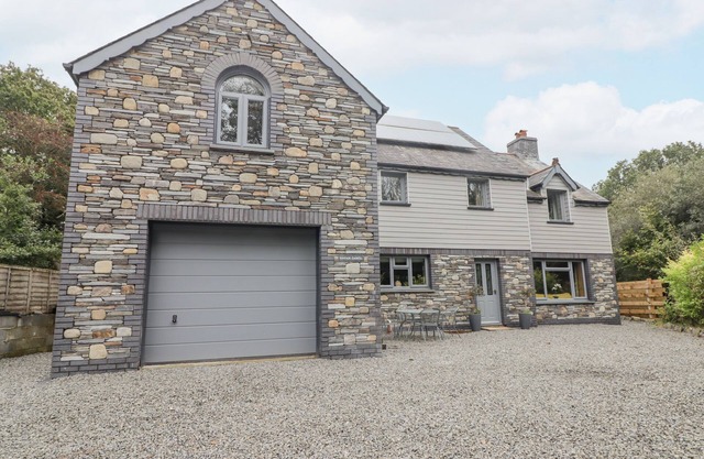 HAFAN DAWEL, pet friendly, with open fire in Newcastle Emlyn