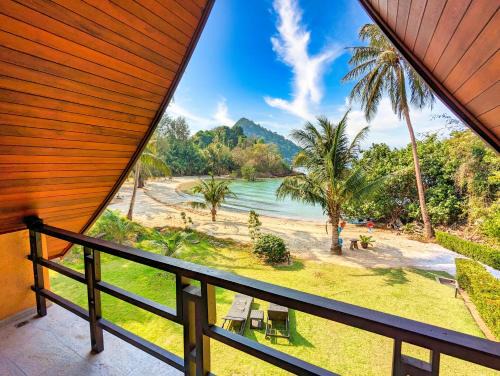 Half Moon beach Villa - by KohChangVillas