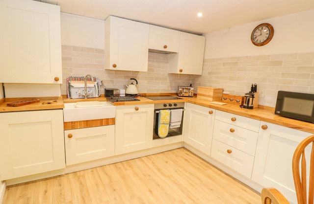 HALFPENNY COTTAGE, pet friendly, with a garden in Lechlade-On-Thames