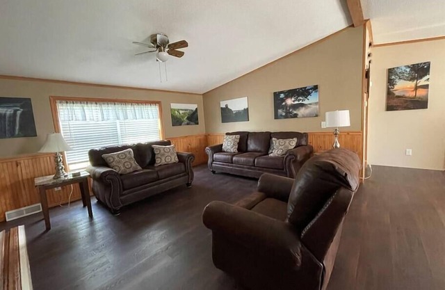 Halvorsen Hideaway 3 BR home near Letchworth Park