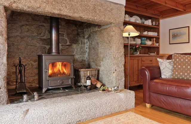 HALVOSSO, pet friendly, with open fire in Penryn