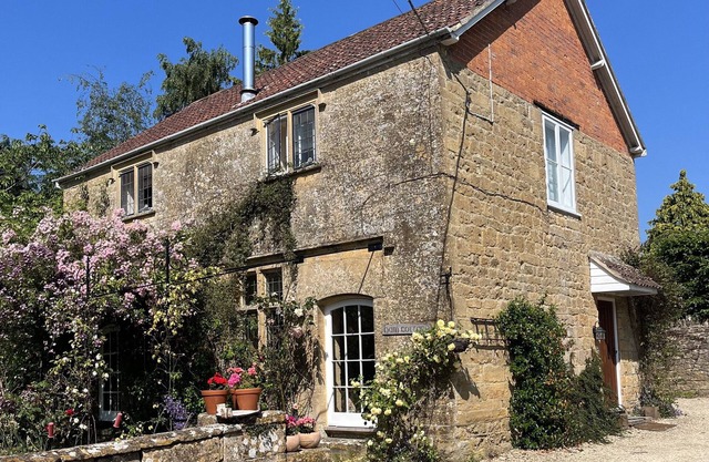 HAM COTTAGE, pet friendly, with open fire in South Petherton