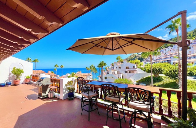 Hamilton Cove 2-bedroom condo with golf car & A/C in pleasant Catalina Island