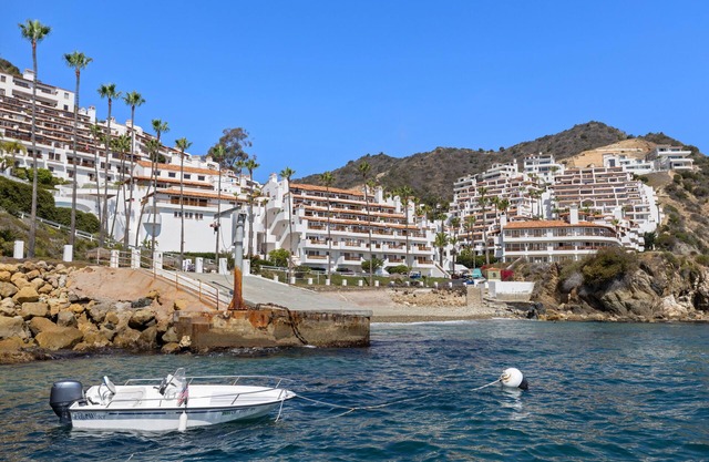 Hamilton Cove Condo with Golf Cart and Close to Beach. Only 24 Steps to Door.