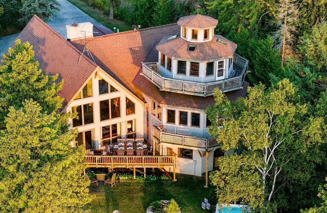 Hammarstrom House - Private Waterfront and Hot Tub