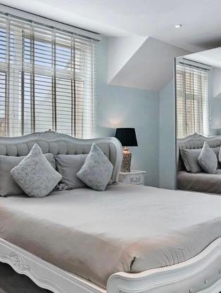 Hampstead Opulence Apartment - Luxurious Split Level Property