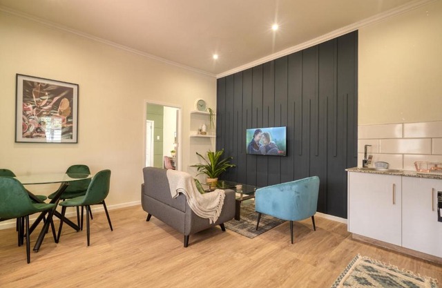 Hampton Collection Modern 1 or 2 Bedroom Apartment with Pool