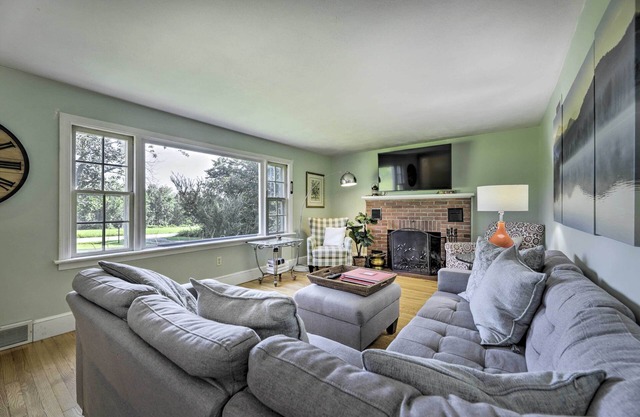 Hampton 'Quiet Corner Cottage' w/Fireplace & Yard