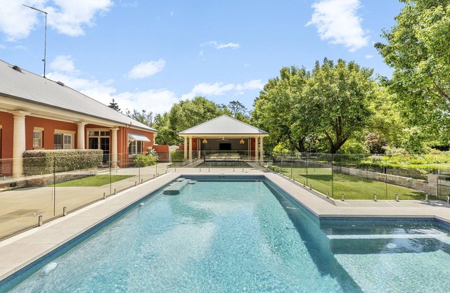 Hampton's Cottage with a Pool Close To Sydney