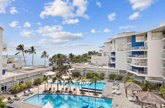 Hamptons Meets Hervey Bay In Upmarket Resort - Ocean Views