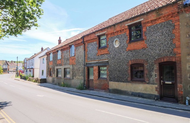 HAPPY DAZE, family friendly, country holiday cottage in West Runton