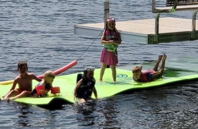 Happy Lakeside Getaway