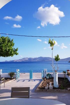 Haraki Mare Studios beach front