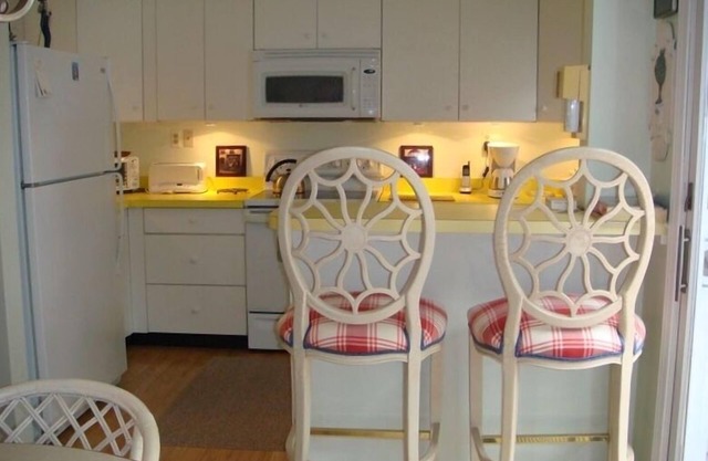 Harbor Springs, Bay Street, close to everything! Just steps from Zoll St. Beach.