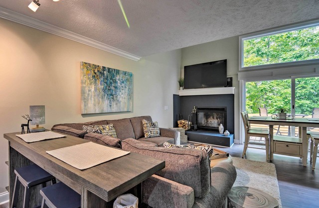 Harbor Springs Condo ~ 6 Mi to Lake Michigan!