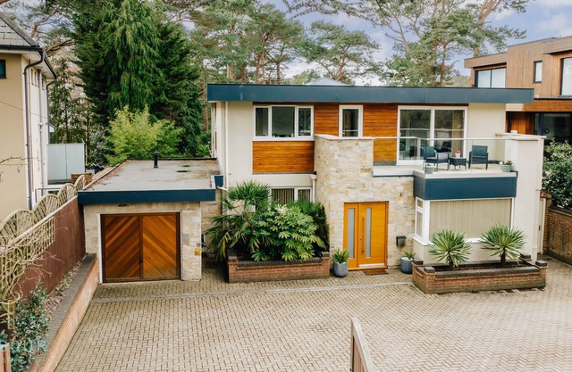 Harbour Escapes Stunning 5 Bed Villa With Bar, Garden, Hot Tub & Near Beaches