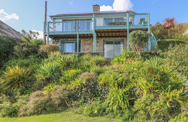 HARBOUR LIGHTS, family friendly, country holiday cottage in Mousehole