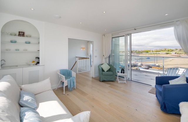 Harbour Strand - sleeps 6 guests in 3 bedrooms