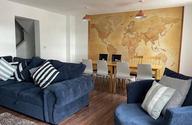 Harcourt Place - Apartment 3 - Seaview - sleeps 8
