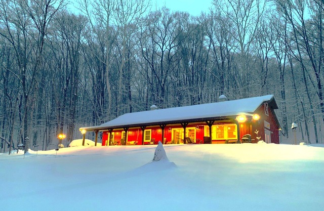 Harmony Hollow barndominium with hot tub near Sugar Creek n