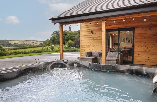 HARP MEADOW, family friendly, with hot tub in Presteigne