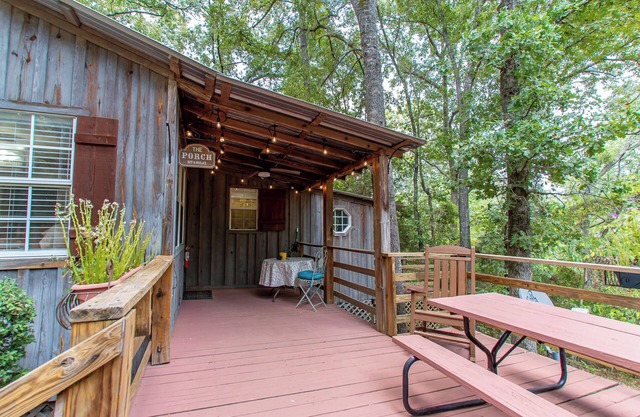 Harts Landing - A cozy forest getaway for friends & family at Stag Leap Cabins!
