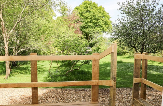 HARVEST LODGE, pet friendly, with a garden in Bolney