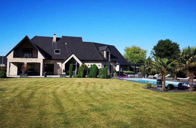 Haven of peace with family or friends, house with large swimming pool and pergola
