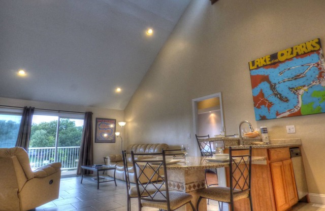 HAWKS NEST 2 BED 2 BATH PET FRIENDLY BOAT SLIP DIRECLY ON LAKE