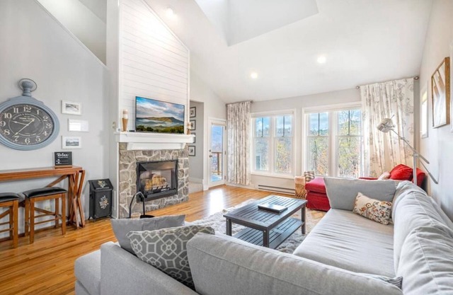 Hawks Peak 406- Mountain Condo, Top Floor, Grandfather Mountain View, Modern, Near High Country A.