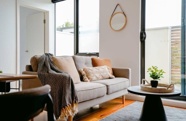 Hawksburn Village - 2 Bed Apt in Central Prahran