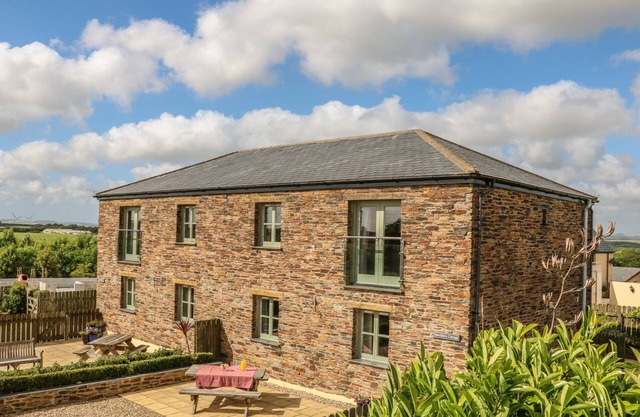 HAWTHORN COTTAGE, pet friendly, with a garden in Tregony