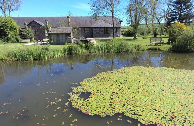 Hawthorn-luxury 4 bed cottage- great views, indoor pool hot tub, gym, fishing.