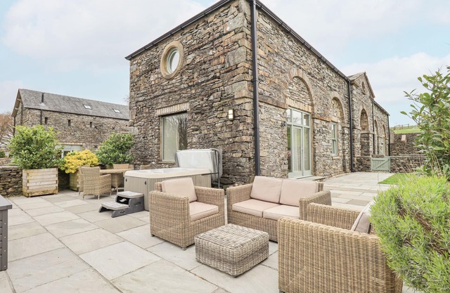 HAZEL COTTAGE, family friendly, luxury holiday cottage in Backbarrow