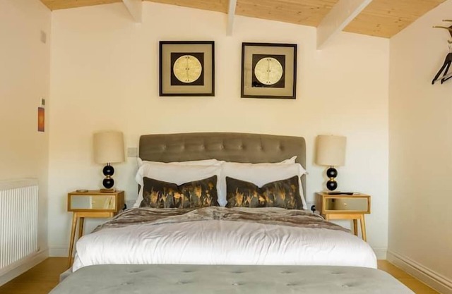 HAZEL - ROMANTIC ESCAPE | SLEEPS 2 | HOT TUB | BBQ | PETS ALLOWED | WI-FI | SECLUDED PATIO